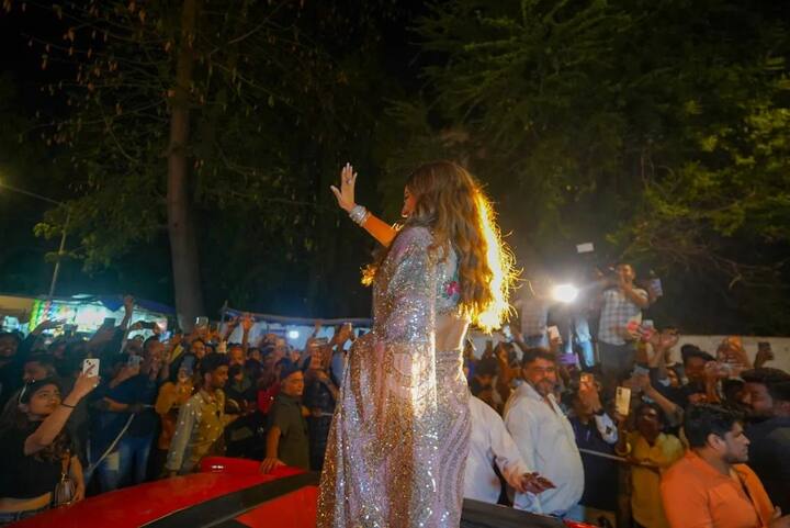 Marathi  chamachamaatee sari pahan sonaakshee sinha laal rang kee vintej gaadee mein phains meet ap ivent ke lie pahunchee theen. is dauraan ektres kabhee muskuraatee, to  kabhee apane masteebhare andaaj mein kaimara ke lie poj karatee najar aaeen.  सोनाक्षी सिन्हा, चमकणारी साडी परिधान करून, लाल रंगाच्या विंटेज कारमधून चाहत्यांच्या भेटीच्या कार्यक्रमासाठी पोहोचली.