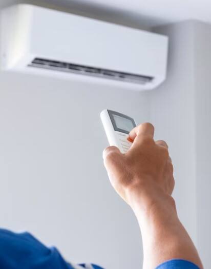 ਸਿਹਤ ਮਾਹਿਰਾਂ ਅਨੁਸਾਰ ਭਾਵੇਂ ਕੜਾਕੇ ਦੀ ਗਰਮੀ ਵਿੱਚ ਏ.ਸੀ ਦੀ ਵਰਤੋਂ ਕਰਨ ਨਾਲ ਰਾਹਤ ਮਿਲਦੀ ਹੈ, ਜੇਕਰ ਲਗਾਤਾਰ ਅਤੇ ਲੰਬੇ ਸਮੇਂ ਤੱਕ ਇਸ ਦੀ ਵਰਤੋਂ ਕੀਤੀ ਜਾਵੇ ਤਾਂ ਇਹ ਚਮੜੀ, ਅੱਖਾਂ ਅਤੇ ਹੋਰ ਕਈ ਅੰਗਾਂ ਨੂੰ ਨੁਕਸਾਨ ਪਹੁੰਚਾ ਸਕਦੀ ਹੈ। ਖੋਜਕਰਤਾਵਾਂ ਨੇ ਏ.ਸੀ. ਉਸ ਦਾ ਕਹਿਣਾ ਹੈ ਕਿ ਏਸੀ ਦੀ ਵਰਤੋਂ ਨਾਲ ਛੂਤ ਦੀਆਂ ਬਿਮਾਰੀਆਂ ਦਾ ਖ਼ਤਰਾ ਬਹੁਤ ਜ਼ਿਆਦਾ ਹੁੰਦਾ ਹੈ।