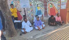 बांका में स्क्रूटनी के बाद चुनावी मुकाबले से बाहर हुए उम्मीदवार धरने पर बैठे,  कहा- 'यह लोकतंत्र की हत्या है'