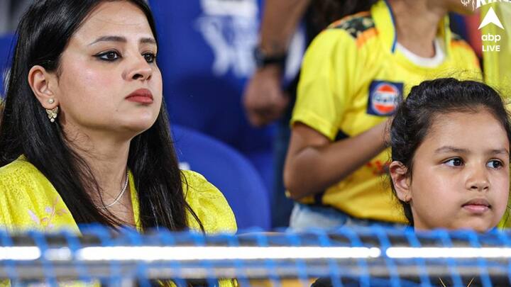 শুক্রবার ম্যাচ দেখতে হাজির ছিলেন ধোনির স্ত্রী সাক্ষী ও কন্যা জীভাও।