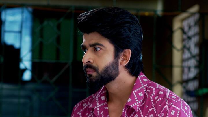 এই সময় পরিবারের পাশে এসে দাঁড়ায় সোহাগ, এক নতুন রূপে। ব্যাঙ্কের চাকরি হারিয়ে সোহাগও এখন কর্মহীন। তাহলে কীভাবে সে নেবে পরিবারের দায়িত্ব?