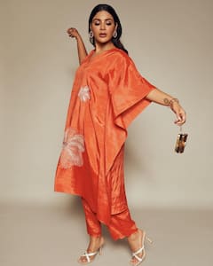 Samyuktha Menon Photos : ஆரஞ்சு மிட்டாய் போல் இருக்கும் வாத்தி நடிகை சம்யுக்தா!