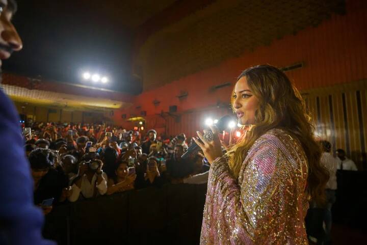 यादरम्यान अभिनेत्री कधी हसताना तर कधी तिच्या मस्तीमध्ये कॅमेऱ्यासमोर पोज देताना दिसली.