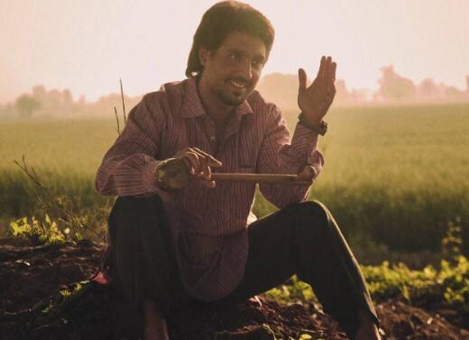 ਦਿਲਜੀਤ ਵੱਲੋਂ ਸ਼ੇਅਰ ਕੀਤੀਆਂ ਤਸਵੀਰਾਂ ਵਿੱਚ ਤੁਸੀ ਵੇਖ ਸਕਦੇ ਹੋ ਕਿਵੇਂ ਚਮਕੀਲਾ ਦੇ ਲੁੱਕ ਵਿੱਚ ਉਨ੍ਹਾਂ ਕਲਾਕਾਰ ਦੀਆਂ ਯਾਦਾਂ ਨੂੰ ਤਾਜ਼ਾ ਕੀਤਾ ਹੈ।