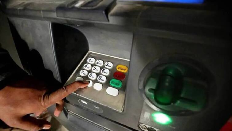 rs.10 lakhs theft in sbi atm near Kurubarapalli krishnagiri district ATM Theft: ஏடிஎம் இயந்திரத்தை உடைத்து கொள்ளை; ரூ.10 லட்சமா? எப்படி? - கிருஷ்ணகிரியில் அதிர்ச்சி சம்பவம்!