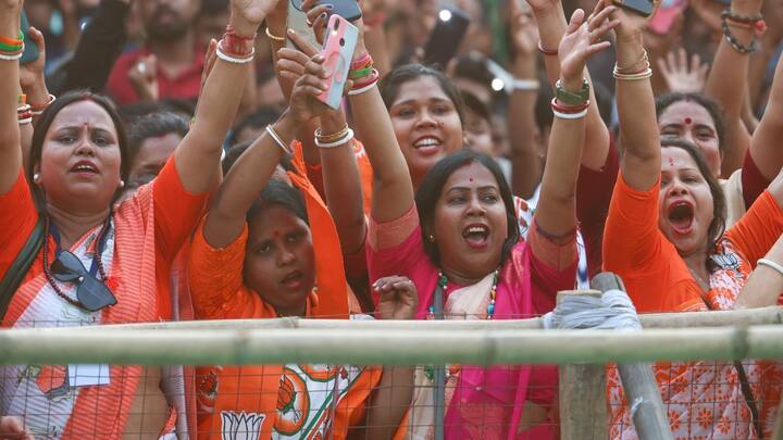 লোকসভা ভোটের আগে সংখ্যালঘু ইস্যুতে ফ্ল্যাশব্যাকে নিয়ে যান শুভেন্দু। বলেন 'পঞ্চায়েত ভোটে ৫৫জন খুন হয়েছে, ৩৭জন সংখ্যালঘু'