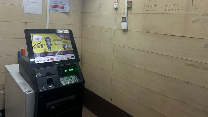 ATM Transaction mistake in Delhi Mayur vihar area internet user social media post goes viral ATM से पैसे निकालते समय आप भी तो नहीं कर रहे ये गलती? ग्राहक के अटक गए 21 हजार रुपये