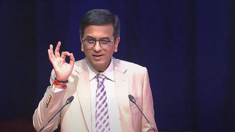 CJI DY Chandrachud to judges Said our loyalty should be in constitution Lok Sabha elections 2024 CJI DY Chandrachud: 'पार्टियों नहीं, संविधान के लिए रहें वफादार', लोकसभा चुनाव से पहले बोले CJI डीवाई चंद्रचूड़