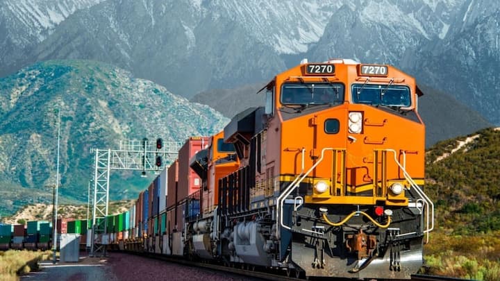 भारत में रोजाना करीब 23 हजार ट्रेनें चलती हैं. साढ़े तेरह हजार के करीब ट्रेेनें यात्री ट्रेनें होती हैं. जो करीब साढ़े सात हजार स्टेशनों को कवर करती हैं.