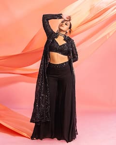 Sonakshi Sinha: चमकणाऱ्या साडीत सोनाक्षीची स्टाईल, विंटेज कारमध्ये केली एंट्री!