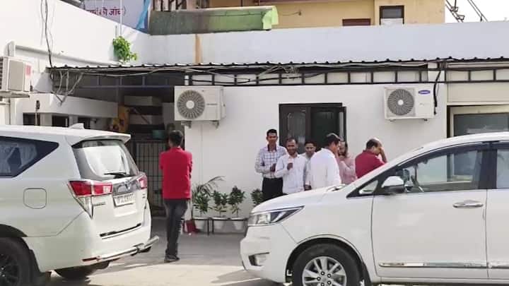 UP Bareilly Income tax raid on Builder Ramesh Gangwar house arrest tulip tower tax evasion worth crores found ann UP News: बरेली में आयकर विभाग का छापा, बिल्डर के उड़े होश, मचा हड़कंप