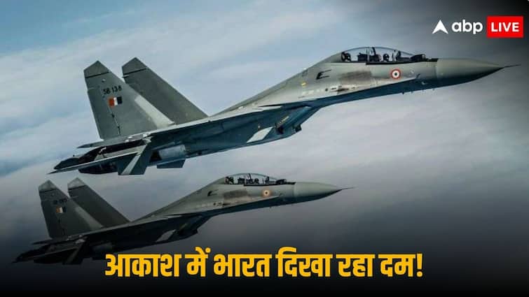 Indian Air Force Fighter Plane Exercise on Lucknow-Agra Expressway Sukhoi Tejas Fighter Jets Video IAF: राफेल, सुखोई-मिराज, आगरा-लखनऊ एक्सप्रेस-वे पर वायुसेना का 'शक्ति प्रदर्शन', देखें Video