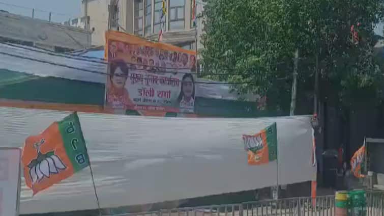 Lok Sabha Election 2024 Ghaziabad PM Modi Road Show Congress Candidate Dolly Sharma office closed BJP flags put up Lok Sabha Election 2024: गाजियाबाद में पीएम मोदी के रोड शो से पहले कांग्रेस का कार्यालय किया बंद, लगाए बीजेपी के झंडे