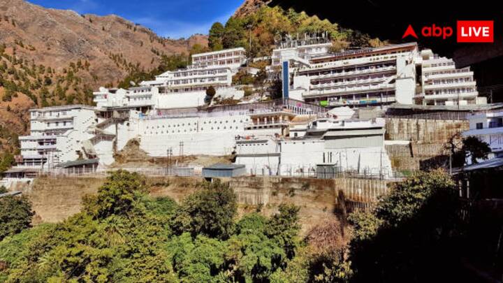 वैष्णों देवी मंदिर जम्मू राज्य से 61 किलोमीटर दूर उत्तर में त्रिकुट पर्वत पर स्थित है. यहां पर आदिशक्ति स्वरूप महालक्ष्मी, महाकाली और महासरस्वती पिंडी रूप में त्रेता युग से एक गुफा में विराजमान हैं. इस मंदिर के दर्शन के लिए भक्त 14 किलोमीटर की चढ़ाई करके गुफा तक पहुंचते हैं. धार्मिक मान्यता के अनुसार नवरात्रि के नौ दिनों में वैष्णों देवी के दर्शन करने से व्यक्ति की सभी इच्छाएं पूर्ण होती हैं.