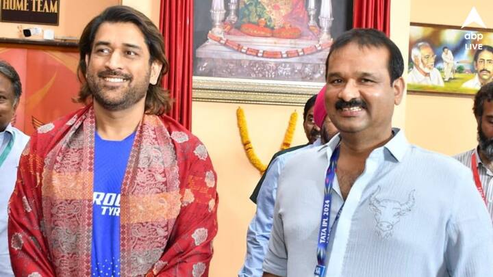 ফুলের স্তবক, দামী শাল তুলে দেওয়া হল ধোনির হাতে।