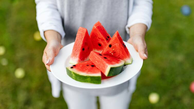 here are some refreshing-fruits-and-vegetables-to-have-in-summer-days Summer Season Diet Tips: গরমের দিনে অল্প পরিশ্রমেই হাঁপিয়ে উঠছেন, ক্লান্ত-অবসন্ন ভাব কাটাতে পাতে কোন কোন খাবার রাখতে পারেন?