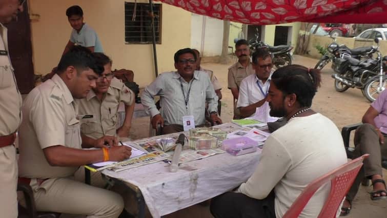 Bharatpur Police recovered Rs 2 lakh 81 thousand from a vehicle during blockade ann Rajasthan: आचार संहिता के दौरान एक्शन मोड में भरतपुर पुलिस, नाकेबंदी के दौरान गाड़ी से भारी मात्रा में कैश बरामद