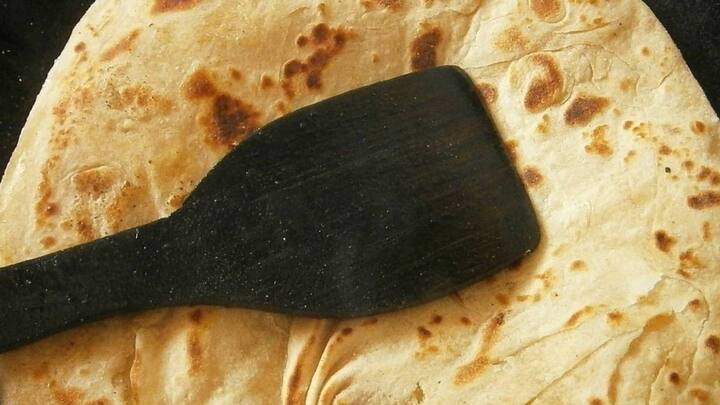 रोटी रखने का तरीका: ज्यादातर लोग गर्मी को देर तक गर्म रखने के लिए हॉटकेस में रखते हैं. या एल्युमिनियम फॉयल का इस्तेमाल करते हैं ऐसा करना भी ठीक नहीं है.