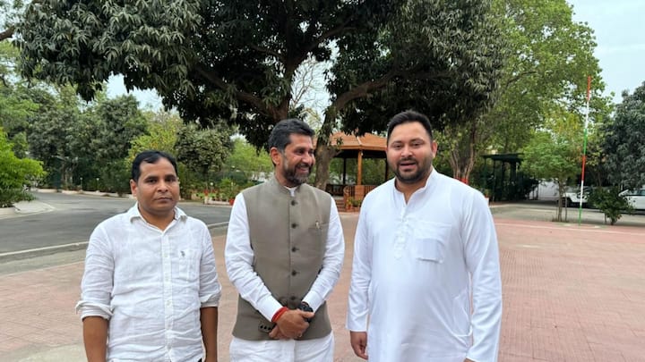 Jamui Lok Sabha Seat Sumit Singh brother Ajay Pratap joined Tejashwi Yadav RJD Party ann नीतीश सरकार में मंत्री सुमित सिंह के भाई अजय प्रताप RJD में हुए शामिल, जमुई में NDA की बढ़ेगी टेंशन
