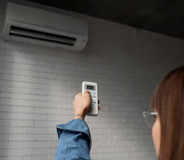 ਗਰਮੀਆਂ 'ਚ ਸਰੀਰ ਨੂੰ ਹਾਈਡ੍ਰੇਟ ਰੱਖ ਕੇ ਤੁਸੀਂ ਕਈ ਬਿਮਾਰੀਆਂ ਤੋਂ ਬਚ ਸਕਦੇ ਹੋ। ਏਅਰ ਕੰਡੀਸ਼ਨਰ ਦਾ ਸਭ ਤੋਂ ਵੱਡਾ ਮਾੜਾ ਪ੍ਰਭਾਵ ਇਹ ਹੈ ਕਿ ਇਹ ਹਵਾ ਵਿੱਚ ਨਮੀ ਨੂੰ ਘਟਾ ਕੇ ਡੀਹਾਈਡਰੇਸ਼ਨ ਦੇ ਜੋਖਮ ਨੂੰ ਵਧਾ ਸਕਦਾ ਹੈ। ਦਰਅਸਲ, ਲੋਕ AC ਦੀ ਠੰਡਕ 'ਚ ਪਾਣੀ ਘੱਟ ਪੀਂਦੇ ਹਨ। ਇਸ ਕਾਰਨ ਹਵਾ ਵੀ ਖੁਸ਼ਕ ਹੋ ਜਾਂਦੀ ਹੈ, ਜਿਸ ਨਾਲ ਡੀਹਾਈਡ੍ਰੇਸ਼ਨ ਦਾ ਖਤਰਾ ਵਧ ਸਕਦਾ ਹੈ।