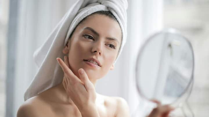 Skin Care Tips: সারা সপ্তাহ কাজের চাপ, অফিস যাওয়ার তাড়াহুড়োয় অনেকেই সঠিকভাবে ত্বকের যত্ন নিতে পারেন না। সেক্ষেত্রে উইকেন্ডই ভরসা। ছুটির দিনে বিশ্রাম তো অবশ্যই করবেন। তবে ত্বকের পরিচর্যাও প্রয়োজন।