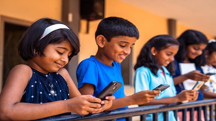 બાળકોને મોબાઈલ ફોનથી દૂર રાખવા માટે અલગ-અલગ વસ્તુઓમાં તેમનો રસ વધારવો. તેમને પુસ્તકો વાંચવા, રમવા, ચિત્રકામ જેવી મનોરંજક પ્રવૃત્તિઓમાં જોડો. તેનાથી તેમનું મન પણ વ્યસ્ત રહેશે અને તેઓ મોબાઈલથી પણ દૂર રહેશે.