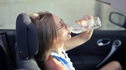 Plastic Water Bottles : ப்ரெடோனியாவில் உள்ள நியூயார்க் ஸ்டேட் யுனிவர்சிட்டி நடத்திய ஆய்வில், பிளாஸ்டிக் பாட்டில் தண்ணீரில், அதிகப்படியான மைக்ரோபிளாஸ்டிக்ஸ் இருப்பதாக கண்டுபிடிக்கப்பட்டுள்ளது.