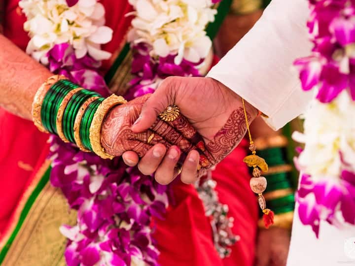 Relationship Tips lifestyle marathi news Be sure to ask some questions to your future partner before marriage misunderstandings will be removed  Relationship Tips : लग्न करताय? इथे लक्ष द्या.. लग्नापूर्वी 'हे' प्रश्न तुमच्या भावी जोडीदाराला नक्की विचारा, गैरसमज होतील दूर