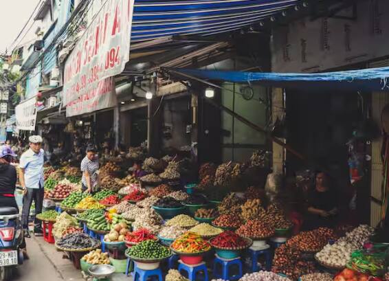 ਉੱਥੇ ਹੀ ਜੇਕਰ ਸਬਜ਼ੀਆਂ ਦੀ ਗੱਲ ਕਰੀਏ ਤਾਂ ਟਮਾਟਰ, ਪਿਆਜ਼, ਆਲੂ, ਹਰੀ ਮਿਰਚ, ਧਨੀਆ ਅਤੇ ਹੋਰ ਸਬਜ਼ੀਆਂ ਮਹਿੰਗੀਆਂ ਹੋ ਸਕਦੀਆਂ ਹਨ।