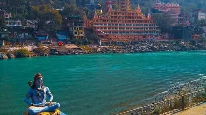 सोलो ट्रिप के लिए सबसे अच्छा स्थान गंगा के किनारे हो सकता है. गंगा के किनारे स्थित ऋषिकेश बहुत ही सुंदर है. यहाँ आपको धार्मिक ज्ञान भी मिलेगा, क्योंकि यह शहर अपने धार्मिक गुणों के लिए जाना जाता है. ऋषिकेश में कई आश्रम हैं, जहाँ आप योग और ध्यान कर सकते हैं.