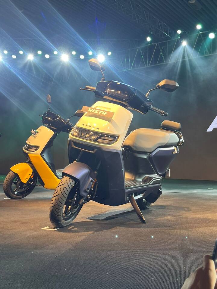 आखिरकार एथर ने लंबे इंतजार के बाद अपना एक नया इलेक्ट्रिक स्कूटर, रिज़्टा लॉन्च कर दिया है. यह नया ई-स्कूटर एक फैमिली स्कूटर है. कंपनी ने रिज़्टा की कीमत 1.10 लाख रुपये रखी है जबकि टॉप-एंड वेरिएंट की कीमत 1.45 लाख रुपये है. यह एक प्रैक्टिकल स्कूटर है जिसमें स्पेस और कंफर्ट पर विशेष ध्यान दिया गया है. इसलिए, ज्यादा सपके और आराम के लिए इसमें लंबी सीट है. इलेक्ट्रिक स्कूटर में कुल मिलाकर 56 लीटर की स्टोरेज क्षमता भी है, जसमें एक फ्रंक और एक अंडरसीट स्टोरेज शामिल है.