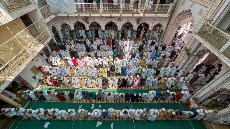Prayagraj Ramadan 2024 Alvida Jumma Namaz prayer was offered amidst tight security arrangements ann Ramadan 2024: प्रयागराज में कड़ी सुरक्षा के बीच पूरी खुशनुदगी के साथ अदा की गई अलविदा जुमे की नमाज