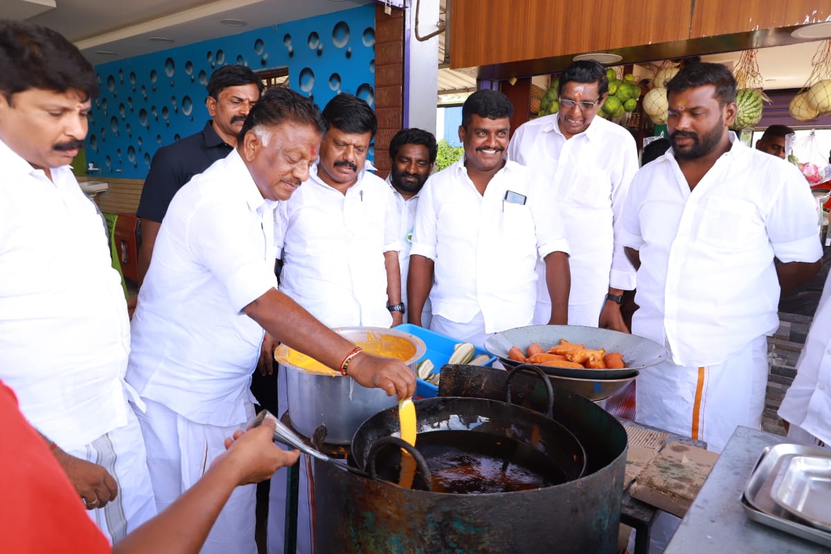 OPS: வாழைக்காய் பஜ்ஜி போட்டு வாக்கு சேகரித்த ஓபிஎஸ் - வைரலாகும் வீடியோ