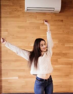 ਏਅਰ ਕੰਡੀਸ਼ਨਰ ਸਾਹ ਪ੍ਰਣਾਲੀ ਨੂੰ ਵੀ ਬੁਰੀ ਤਰ੍ਹਾਂ ਪ੍ਰਭਾਵਿਤ ਕਰ ਸਕਦਾ ਹੈ। ਜਿਨ੍ਹਾਂ ਲੋਕਾਂ ਨੂੰ ਪਹਿਲਾਂ ਹੀ ਸਾਹ ਲੈਣ ਵਿੱਚ ਤਕਲੀਫ਼ ਹੁੰਦੀ ਹੈ, ਉਨ੍ਹਾਂ ਨੂੰ ਵੀ ਸਮੱਸਿਆਵਾਂ ਹੋਣ ਲੱਗਦੀਆਂ ਹਨ। ਇਨ੍ਹਾਂ 'ਚ ਠੰਡੀ ਅਤੇ ਖੁਸ਼ਕ ਹਵਾ ਸਾਹ ਨਾਲੀਆਂ 'ਚ ਜਲਣ ਵਰਗੀਆਂ ਸਮੱਸਿਆਵਾਂ ਪੈਦਾ ਕਰ ਸਕਦੀ ਹੈ।