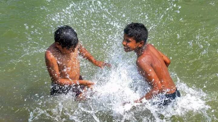 ભારતીય હવામાન વિભાગે ઓડિશા, ઝારખંડ, બિહાર, વિદર્ભ, કર્ણાટકના ઉત્તરીય ભાગો, તેલંગાણા, રાયલસીમા અને દરિયાકાંઠાના આંધ્રપ્રદેશ માટે હીટવેવ એલર્ટ જાહેર કર્યું છે. લોકોને ઘરની બહાર નીકળતી વખતે પોતાને હાઇડ્રેટ રાખવા માટે કહેવામાં આવ્યું છે.