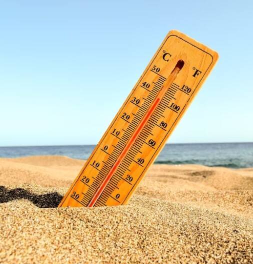 ਕਈ ਹਿੱਸਿਆਂ ਵਿੱਚ ਤਾਪਮਾਨ 40 ਡਿਗਰੀ ਸੈਲਸੀਅਸ ਤੋਂ ਵੱਧ ਸਕਦਾ ਹੈ। ਹਰ ਸਾਲ ਗਰਮੀ ਆਪਣੇ ਹੀ ਰਿਕਾਰਡ ਬਣਾਉਂਦੀ ਹੈ। ਅਜਿਹੀ ਸਥਿਤੀ ਵਿੱਚ, ਗਰਮੀ ਦੀ ਲਹਿਰ ਤੋਂ ਬਚਾਅ ਵੱਲ ਧਿਆਨ ਦੇਣਾ ਚਾਹੀਦਾ ਹੈ। ਨਹੀਂ ਤਾਂ ਤੁਸੀਂ ਹੀਟਸਟ੍ਰੋਕ ਕਾਰਨ ਬਿਮਾਰ ਹੋ ਸਕਦੇ ਹੋ ।