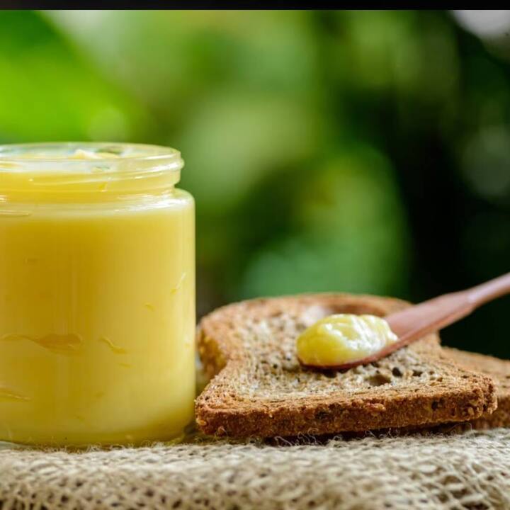 ਸ਼ੁੱਧ ਦੇਸੀ ਘਿਓ ਐਂਟੀ-ਇੰਫਲੇਮੇਟਰੀ ਅਤੇ ਐਂਟੀ-ਬੈਕਟੀਰੀਅਲ ਗੁਣਾਂ ਨਾਲ ਭਰਪੂਰ ਹੁੰਦਾ ਹੈ, ਜੋ ਗਲੇ ਦੀ ਖਰਾਸ਼ ਨੂੰ ਦੂਰ ਕਰਨ ਵਿੱਚ ਮਦਦ ਕਰਦਾ ਹੈ। ਕਾਲੀ ਮਿਰਚ ਅਤੇ ਘਿਓ ਨੂੰ ਗਰਮ ਕਰਕੇ ਇਸ ਵਿਚ ਨਮਕ ਮਿਲਾ ਕੇ ਖਾਣ ਨਾਲ ਸੀਨੇ ਵਿਚ ਜਮ੍ਹਾ ਕਫ ਦੂਰ ਹੋਣ ਲੱਗਦਾ ਹੈ।