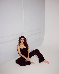 Alaya F: બ્લેક લૂકમાં બોલ્ડ તસવીરો શેર કરી એક્ટ્રેસ અલાયાએ ઈન્સ્ટા પર લગાવી આગ, જુઓ કાતિલ અંદાજ