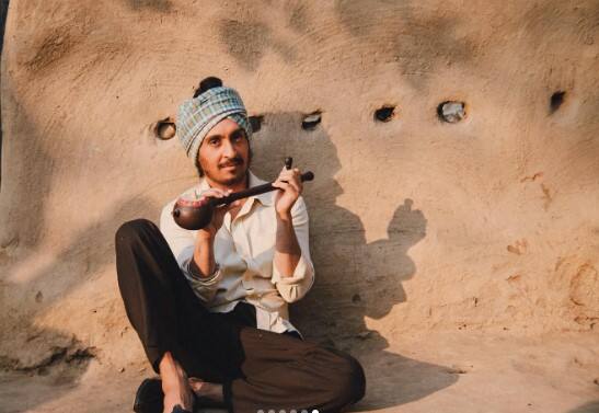 ਇਸ ਵਿਚਾਲੇ ਕਲਾਕਾਰ ਵੱਲੋਂ ਆਪਣੀਆਂ ਕਈ ਤਸਵੀਰਾਂ ਅਤੇ ਵੀਡੀਓ ਸੋਸ਼ਲ ਮੀਡੀਆ ਹੈਂਡਲ ਉੱਪਰ ਸ਼ੇਅਰ ਕੀਤੇ ਜਾ ਰਹੇ ਹਨ।