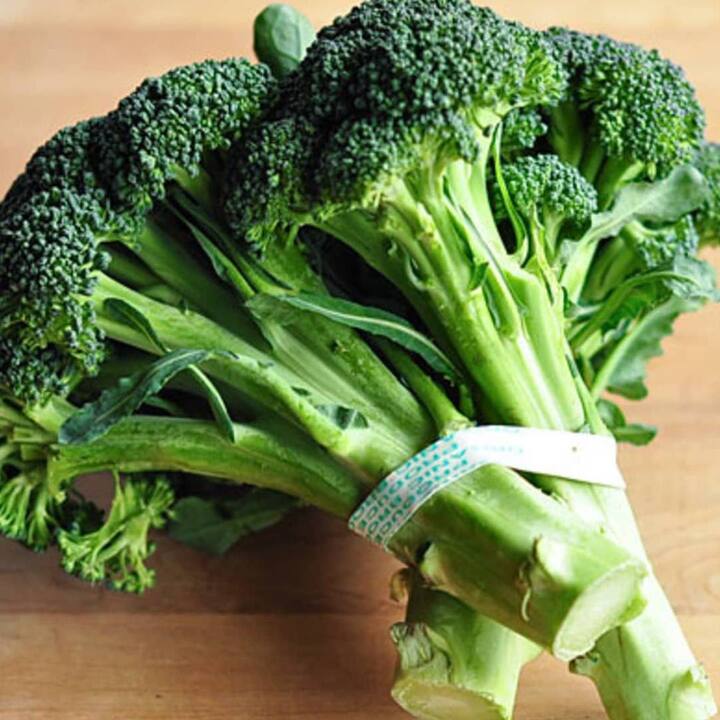 ਐਂਟੀਆਕਸੀਡੈਂਟਸ ਨਾਲ ਭਰਪੂਰ ਬਰੋਕਲੀ ਦਾ ਸੇਵਨ ਤੁਹਾਡੇ ਦਿਮਾਗ ਦੀ ਸਿਹਤ ਨੂੰ ਵੀ ਮਜ਼ਬੂਤ ਕਰ ਸਕਦਾ ਹੈ। ਇਸ 'ਚ ਓਮੇਗਾ-3 ਫੈਟੀ ਐਸਿਡ, ਆਇਰਨ, ਵਿਟਾਮਿਨ ਈ ਅਤੇ ਕਾਪਰ ਪਾਇਆ ਜਾਂਦਾ ਹੈ, ਜੋ ਦਿਮਾਗ ਦੀ ਯਾਦ ਰੱਖਣ ਦੀ ਸਮਰੱਥਾ ਨੂੰ ਵਧਾਉਂਦਾ ਹੈ।