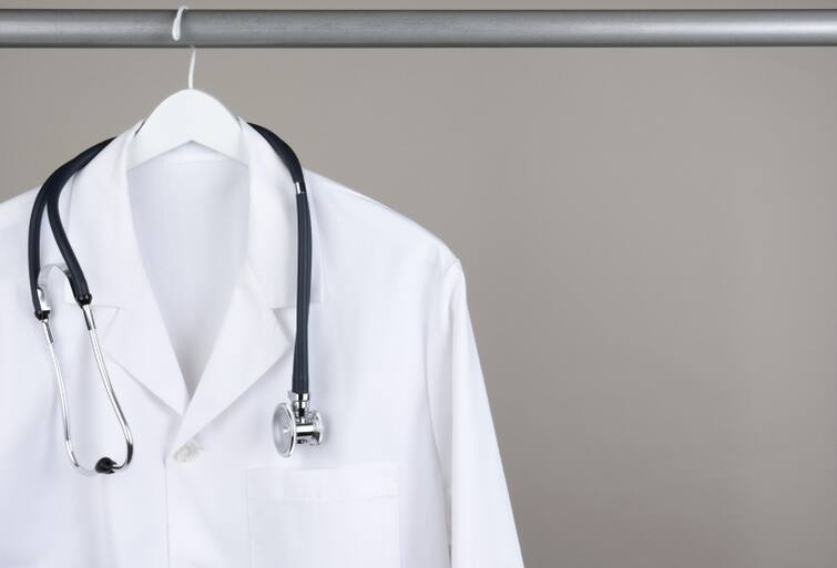 Doctors White Coat: An Historical Perspective Doctors White Coat: ਆਖਰ ਚਿੱਟਾ ਕੋਟ ਕਿੰਝ ਬਣਿਆ ਡਾਕਟਰਾਂ ਦੀ ਪਛਾਣ? ਇਸ ਦੇ ਪਿੱਛੇ ਹੈ ਦਿਲਚਸਪ ਕਹਾਣੀ
