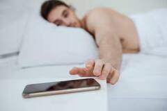 Alert: ફોન ઓશિકા પાસે રાખીને સૂતા હો તો ચેતી જાવ, થઈ શકે છે આ જીવલેણ બીમારી