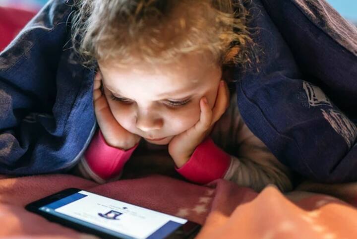 દર અઠવાડિયે એક દિવસ નક્કી કરો જ્યારે બધા મોબાઈલ અને ટીવી બંધ હોય. આનાથી બાળકો મોબાઈલથી તો દૂર જ રહેશે, પરંતુ તમને બધાને સાથે સમય પસાર કરવાનો મોકો પણ મળશે. આનાથી પરિવારમાં પરસ્પર સંવાદ અને મજબૂત સંબંધો બનશે. બાળકોને પણ આ આદતમાંથી સારો બ્રેક મળશે.