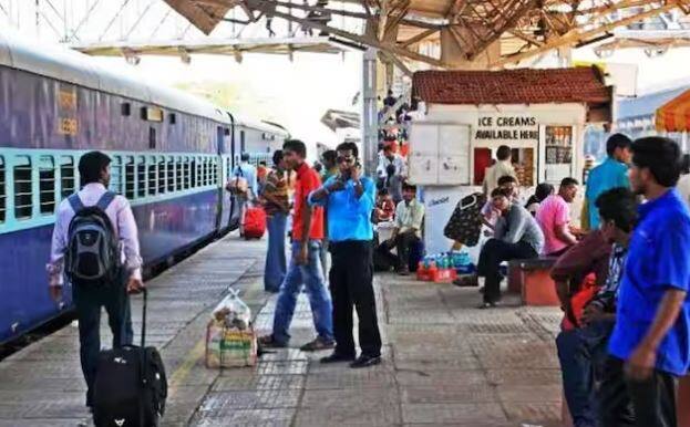 ਪਿਛਲੇ ਕੁਝ ਸਾਲਾਂ 'ਚ ਭਾਰਤੀ ਰੇਲਵੇ 'ਚ ਕਈ ਬਦਲਾਅ ਹੋਏ ਹਨ। ਟਰੇਨਾਂ ਦੀ ਰਫਤਾਰ ਵਧ ਗਈ ਹੈ। ਸਟੇਸ਼ਨਾਂ ਦੀ ਹਾਲਤ ਵਿੱਚ ਸੁਧਾਰ ਹੋਇਆ ਹੈ। ਅਤੇ ਸੇਵਾਵਾਂ ਵਿੱਚ ਸੁਧਾਰ ਹੋਇਆ ਹੈ।