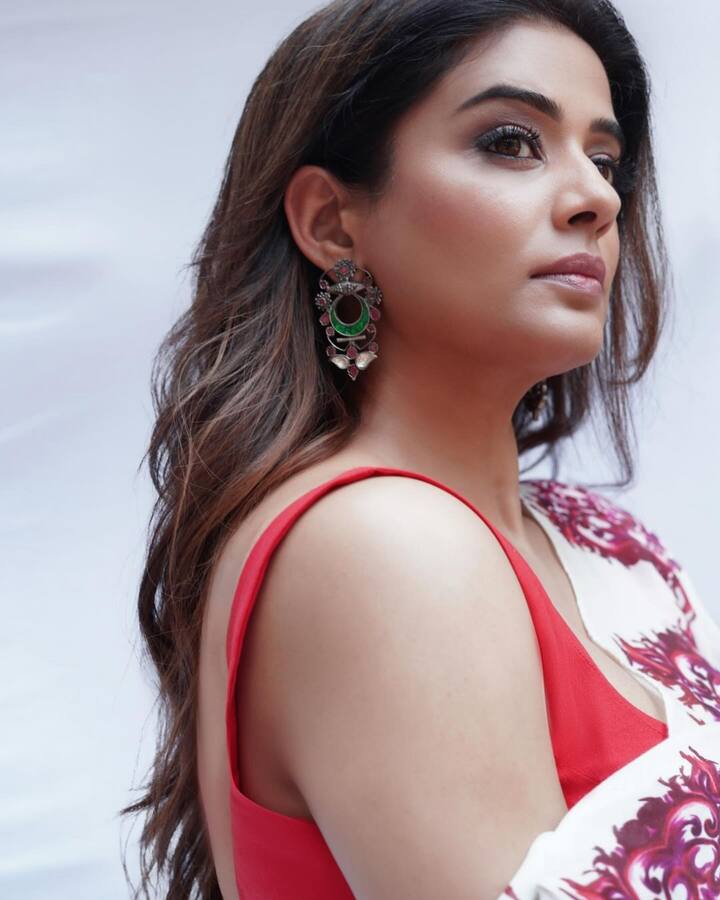 సీనియర్ నటి ప్రియమణి సెకెండ్ ఇన్నింగ్స్ లో కెరీర్ సక్సెస్ ఫుల్ గా కొనసాగిస్తోంది. Photo Credit: Priya Mani Raj/Instagram