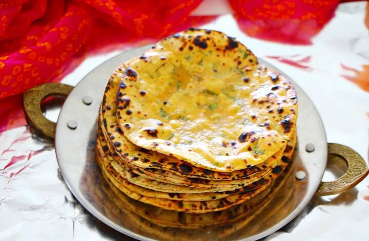 રોટલી રાખવાની રીતઃ મોટાભાગના લોકો તેને લાંબા સમય સુધી ગરમ રાખવા માટે તેને હોટકેસમાં રાખે છે. અથવા એલ્યુમિનિયમ ફોઇલનો ઉપયોગ કરો, તેમ કરવું પણ યોગ્ય નથી