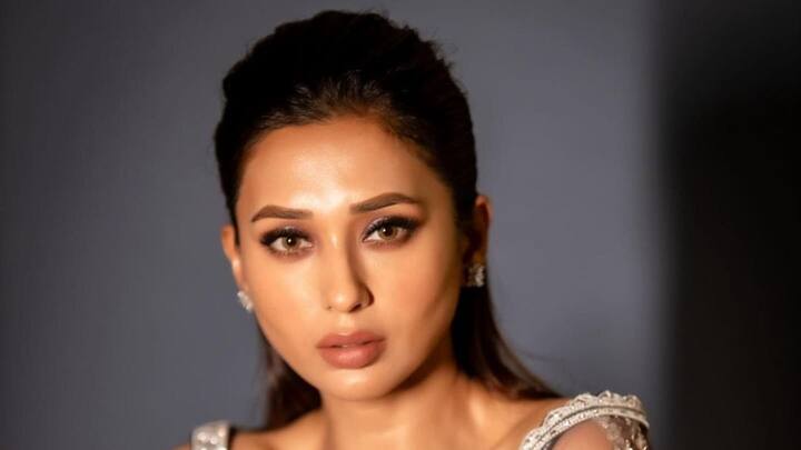 আর মিমি? সম্পর্কে জড়ানো নিয়ে ভীষণ সোজাসাপ্টা তিনি। এখনই প্রেম বা বিয়ে নিয়ে তিনি ভাবতে চান না। তবে মিমি আপাতত মন দিয়েছেন কেরিয়ারে।