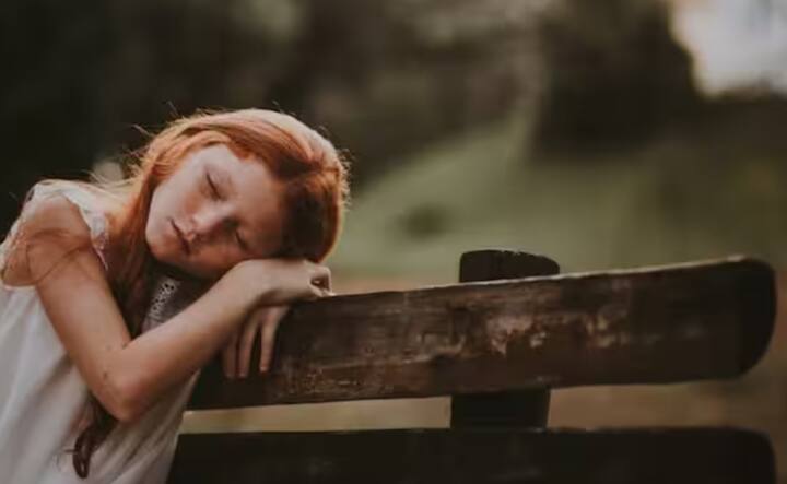 ਸਹੀ ਖਾਣਾ: ਰਾਤ ਨੂੰ ਦੇਰ ਨਾਲ ਨਾਲ ਖਾਣਾ ਜਾਂ ਕੈਫੀਨ ਵਾਲੇ ਪੀਣ ਵਾਲੇ ਪਦਾਰਥਾਂ ਦਾ ਸੇਵਨ ਨਾ ਕਰੋ ਕਿਉਂਕਿ ਇਹ ਨੀਂਦ ਨੂੰ ਪ੍ਰਭਾਵਿਤ ਕਰ ਸਕਦਾ ਹੈ।