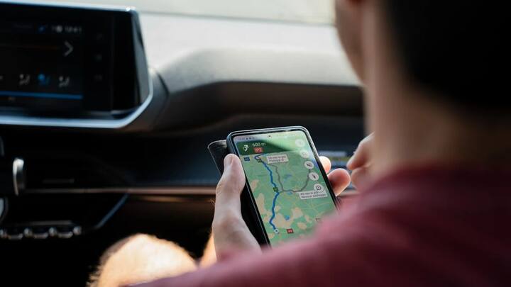 तीसरा फीचर एआई से जुड़ा हुआ है. इसमें आप ट्रेवल करते समय जेमिनी एआई की मदद से अपने डेस्टिनेशन को नेविगेट कर सकते हो. ये नेविगेशन वॉयस कमांड की मदद से किया जा सकता है.