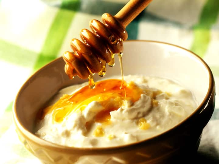 Yoghurt with 1 tsp honey: We usually consume yoghurt with sweeteners like sugar or condiments like salt and cumin powder. But honey and yoghurt together is an excellent combination that helps pacify Vata imbalance and reduce symptoms of anxiety and restlessness. Yoghurt has a heavy gross quality, which helps calm us (and our nervous system), like a heavy blanket offering comfort and feeling of security. It is also a healthy probiotic that nourishes the gut bacteria.  (Image source: getty images)